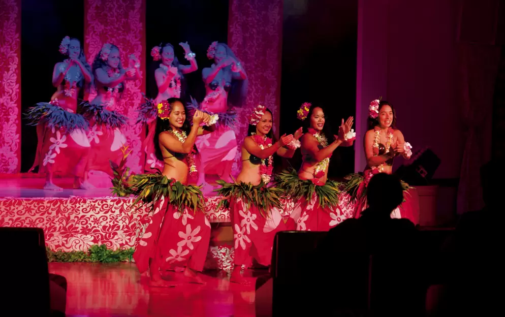 Paul Gauguin Cruises MS Paul Gauguin Le Grand Salon Entertainment 3 ©Paul Gauguin Cruises.jpg